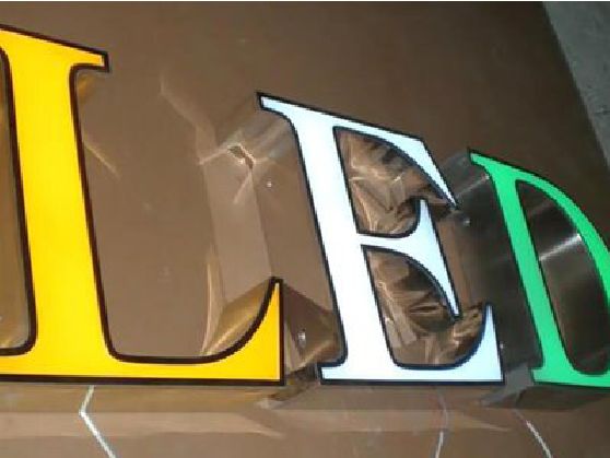 上犹介绍LED招牌的基础知识。